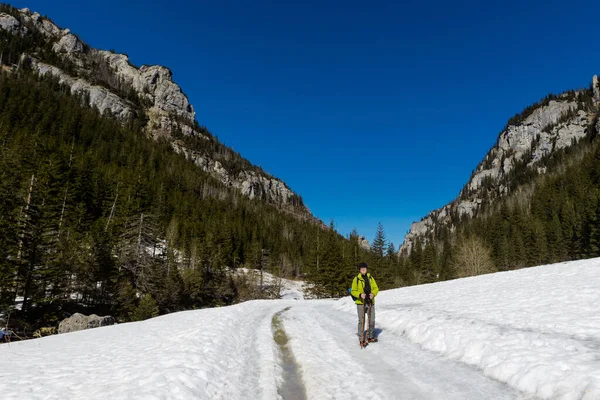 Vackra Polish Westtatry Berg Landskap Vintern Soligt Panorama Med Senior — Stockfoto