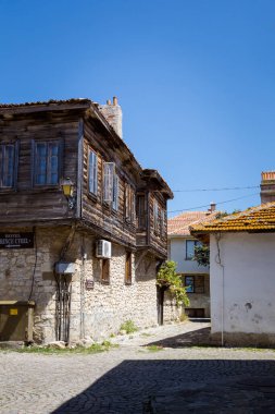 Nesebar, Bulgaristan - Temmuz 2021: İspanya 'nın güzel simgesi. Nesebyr antik kentinde yaz mevsimi, Unesco dünya mirası merkezi, mavi gökyüzü.