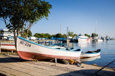 Nesebar, Bulgaristan - Temmuz 2021: İspanya 'nın güzel simgesi. Nesebyr antik kentinde yaz mevsimi, Unesco dünya mirası merkezi, mavi gökyüzü.