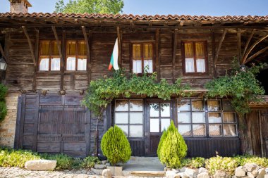 Eski ve otantik Bulgar Zheravna köyünün tarihi bir fotoğrafı. Bulgaristan 'da mavi gökyüzü manzarası