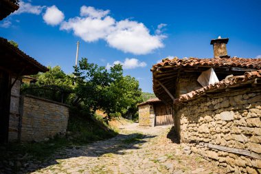 Eski ve otantik Bulgar Zheravna köyünün tarihi bir fotoğrafı. Bulgaristan 'da mavi gökyüzü manzarası