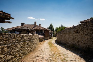 Eski ve otantik Bulgar Zheravna köyünün tarihi bir fotoğrafı. Bulgaristan 'da mavi gökyüzü manzarası