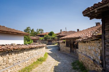 Eski ve otantik Bulgar Zheravna köyünün tarihi bir fotoğrafı. Bulgaristan 'da mavi gökyüzü manzarası