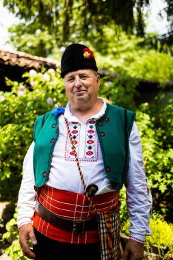 Kazanluk, Bulgaristan - 06 04 2022 Yaz Gülü Vadisi festivali zamanı. Mavi gökyüzü manzarası