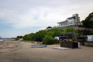 Bulgaristan 'ın güzel Burgaz şehrinde yaz mevsimi. Mavi gökyüzü manzarası