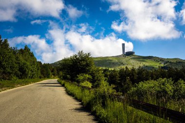Bulgaristan 'da yaz mevsimi, Buzludzha anıtı simgesi. Mavi gökyüzü manzarası