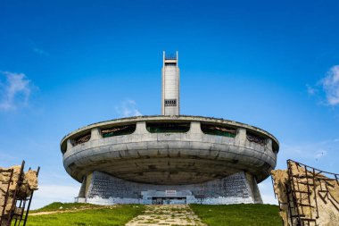 Bulgaristan 'da yaz mevsimi, Buzludzha anıtı simgesi. Mavi gökyüzü manzarası