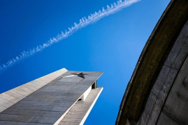 Bulgaristan 'da yaz mevsimi, Buzludzha anıtı simgesi. Mavi gökyüzü manzarası