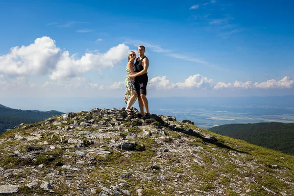 Summer Bulgaria Buzludzha Monument Landmarkwith Couple Pretty Youing Tourists Landscape —  Fotos de Stock