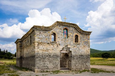 Bulgaristan 'ın Zhrebchevo kentindeki Sualtı Kilisesi' nin yaz fotoğrafı. Mavi gökyüzü manzarası