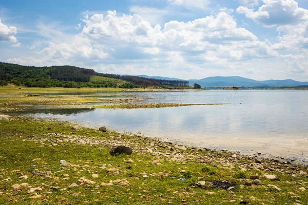 Letní Fotografie Vesnice Jezera Opuštěném Zhrebchevu Bulharsku Krajina Modrou Oblohou — Stock fotografie