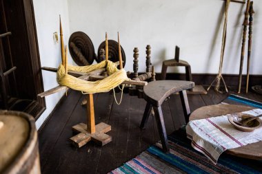 Kazanluk Bulgaristan 'ın geleneksel mimarisi. Yaz Gülü Vadisi festival zamanı. Mavi gökyüzü manzarası