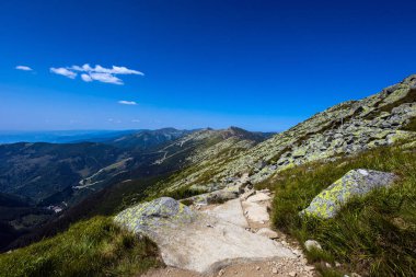 Chopok ve Dumbier Dağı 'nın etrafındaki Slovakya' nın alçak Tatra dağlarında Stefanika sığınağı olan güzel bir patika. Harika hava ve mavi gökyüzü ile yaz manzarası