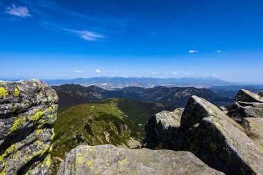 Chopok ve Dumbier Dağı 'nın etrafındaki Slovakya' nın alçak Tatra dağlarında Stefanika sığınağı olan güzel bir patika. Harika hava ve mavi gökyüzü ile yaz manzarası