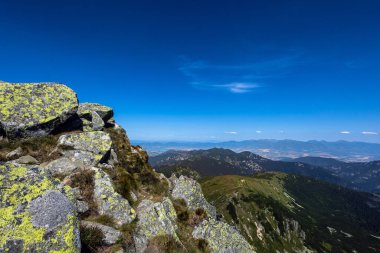 Chopok ve Dumbier Dağı 'nın etrafındaki Slovakya' nın alçak Tatra dağlarında Stefanika sığınağı olan güzel bir patika. Harika hava ve mavi gökyüzü ile yaz manzarası