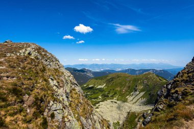 Chopok ve Dumbier Dağı 'nın etrafındaki Slovakya' nın alçak Tatra dağlarında Stefanika sığınağı olan güzel bir patika. Harika hava ve mavi gökyüzü ile yaz manzarası