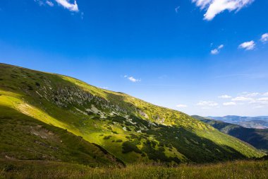 Chopok ve Dumbier Dağı 'nın etrafındaki Slovakya' nın alçak Tatra dağlarında Stefanika sığınağı olan güzel bir patika. Harika hava ve mavi gökyüzü ile yaz manzarası