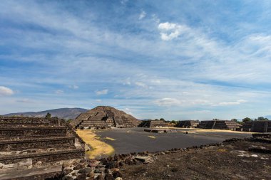 Meksika 'daki Teotihuacan piramitlerinin güzel mimarisi. Güzel mavi gökyüzü manzarası.