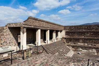 Meksika 'daki Teotihuacan piramitlerinin güzel mimarisi. Güzel mavi gökyüzü manzarası.