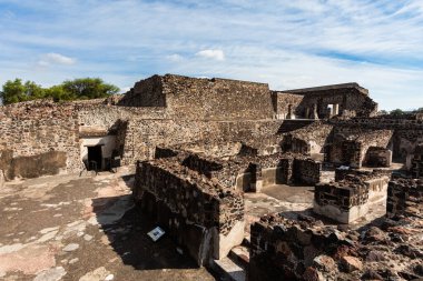 Meksika 'daki Teotihuacan piramitlerinin güzel mimarisi. Güzel mavi gökyüzü manzarası.
