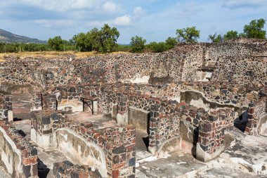 Meksika 'daki Teotihuacan piramitlerinin güzel mimarisi. Güzel mavi gökyüzü manzarası.
