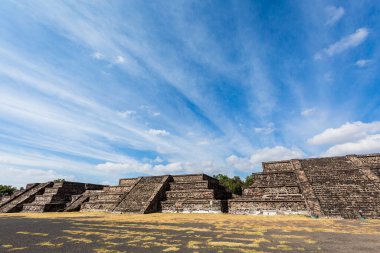 Meksika 'daki Teotihuacan piramitlerinin güzel mimarisi. Güzel mavi gökyüzü manzarası.
