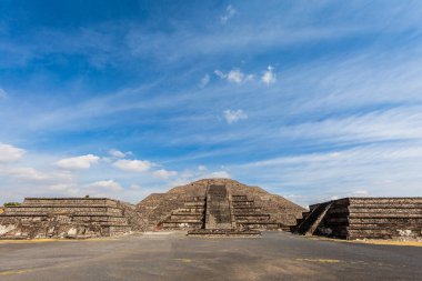 Meksika 'daki Teotihuacan piramitlerinin güzel mimarisi. Güzel mavi gökyüzü manzarası.
