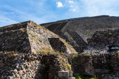 Meksika 'daki Teotihuacan piramitlerinin güzel mimarisi. Güzel mavi gökyüzü manzarası.