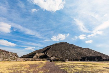 Meksika 'daki Teotihuacan piramitlerinin güzel mimarisi. Güzel mavi gökyüzü manzarası.