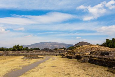 Meksika 'daki Teotihuacan piramitlerinin güzel mimarisi. Güzel mavi gökyüzü manzarası.