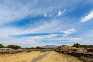 Meksika 'daki Teotihuacan piramitlerinin güzel mimarisi. Güzel mavi gökyüzü manzarası.