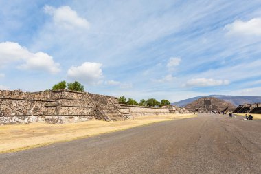 Teotihuacan, Meksika - 24 01 2022 Antik piramitlerin turistik manzaralı güzel mimarisi. Güzel mavi gökyüzü manzarası.