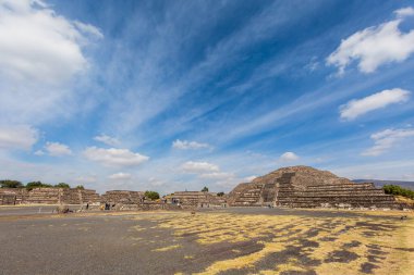 Teotihuacan, Meksika - 24 01 2022 Antik piramitlerin turistik manzaralı güzel mimarisi. Güzel mavi gökyüzü manzarası.