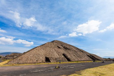 Teotihuacan, Meksika - 24 01 2022 Antik piramitlerin turistik manzaralı güzel mimarisi. Güzel mavi gökyüzü manzarası.