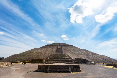 Teotihuacan, Meksika - 24 01 2022 Antik piramitlerin turistik manzaralı güzel mimarisi. Güzel mavi gökyüzü manzarası.