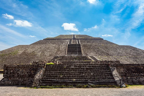Gyönyörű Építészete Teotihuacan Piramisok Mexikóban Tájkép Gyönyörű Kék Égbolttal — Stock Fotó