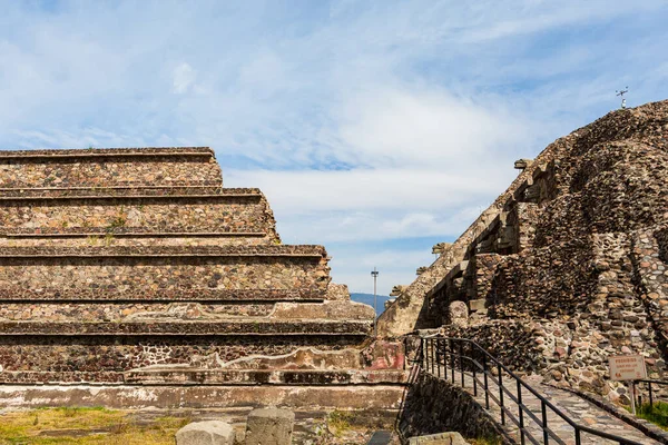 Gyönyörű Építészete Teotihuacan Piramisok Mexikóban Tájkép Gyönyörű Kék Égbolttal — Stock Fotó