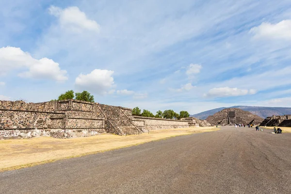 Teotihuacan メキシコ 2022観光で古代ピラミッドの美しい建築 青い空が美しい風景 — ストック写真