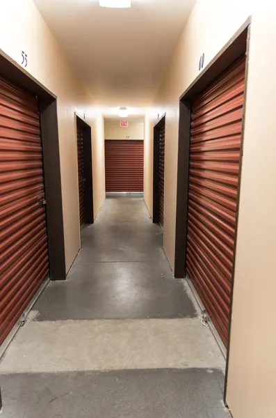 depolama depo koridor kapıları ile