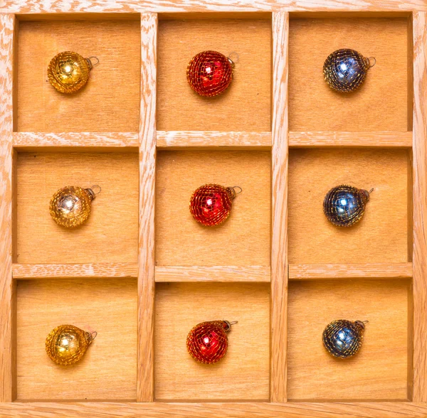 Adornos de Navidad en caja de sombras azul — Foto de Stock