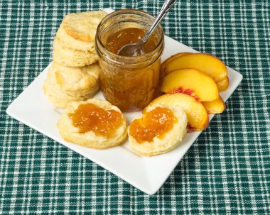 Şeftali jöleli çörek ve dilimlenmiş şeftali ile