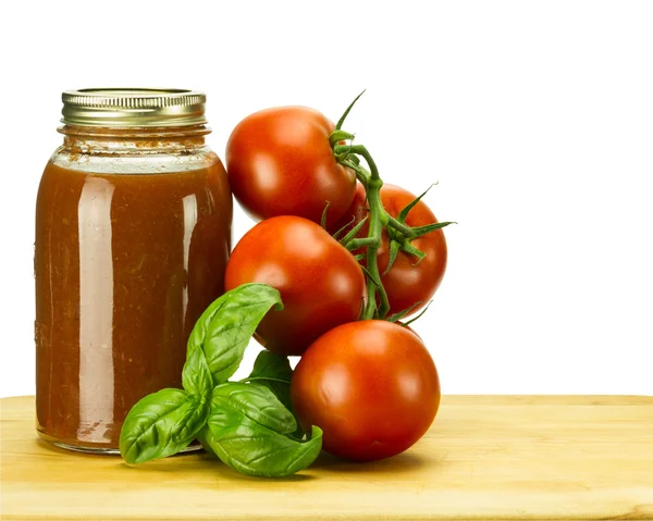 Tomatensauce mit Basilikum — Stockfoto