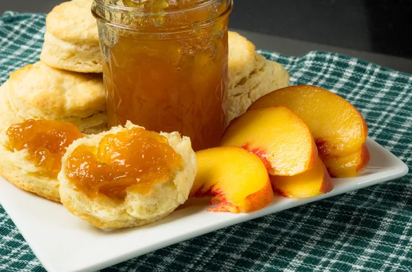 Biscotti freschi con gelatina di pesche — Foto Stock