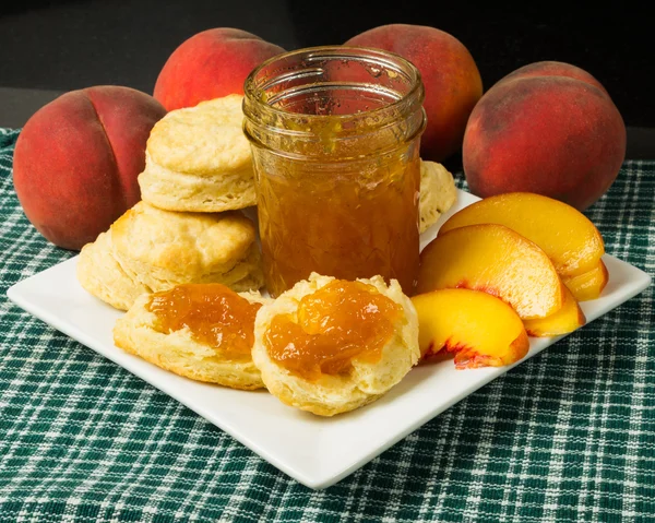 Тарелка печенья с персиками и персиковым джемом — стоковое фото