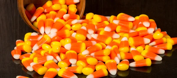 Candy corn morsen op tafel — Stockfoto