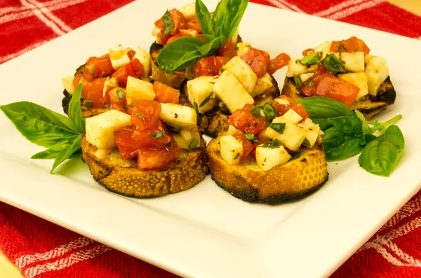 Bruschetta proaspătă cu roșii brânză mozzarella și busuioc — Fotografie, imagine de stoc