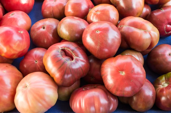 Purple heirloom tomatoes on display — Stock Photo, Image