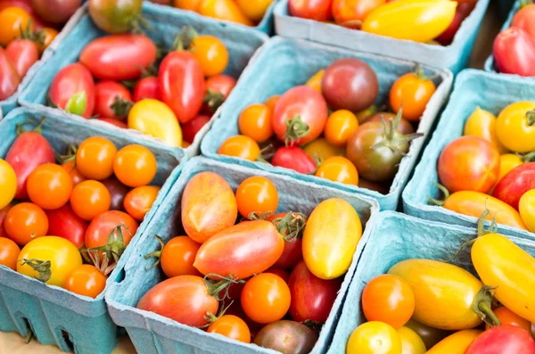 Cestas de tomates cereja coloridos — Fotografia de Stock