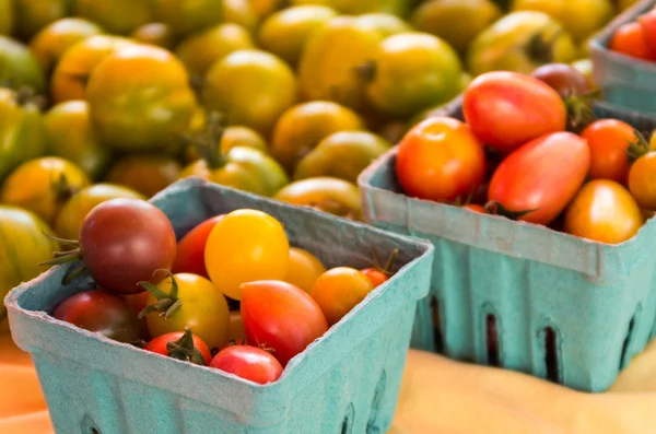 Manden van cherry tomaten — Stockfoto
