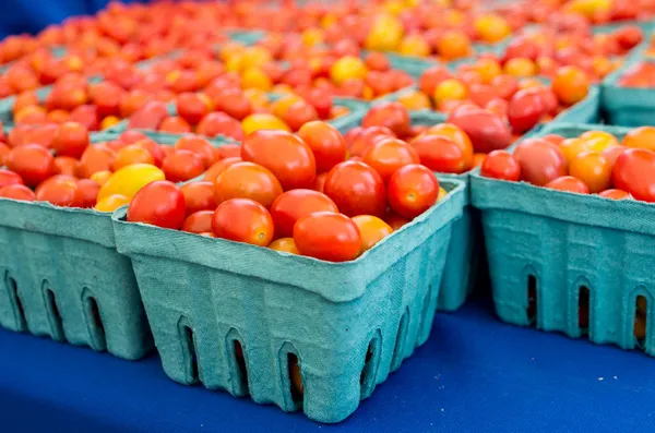 Red and yellow cherry tomatoes — Stock Photo, Image